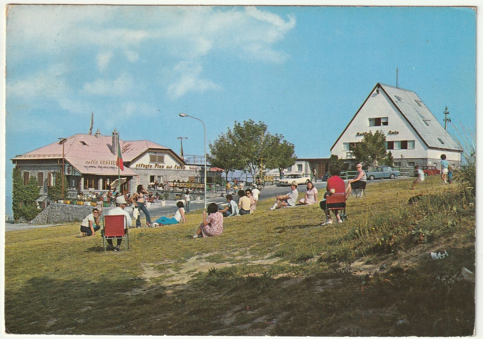 Il Rifugio e la Baita del Sole con le insegne in rilievo